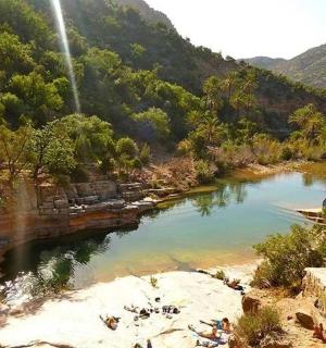 山谷中的河流景观