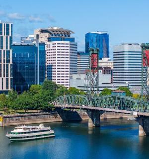 most přes řeku s lodí ve městě