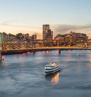 桥边水中的一艘船