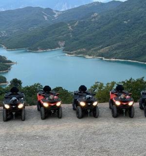 一群四人骑着四轮摩托车在山上