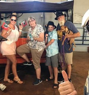 一群人在船上摆姿势拍照