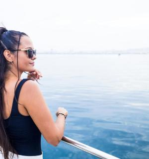 一名女子在水中的船上