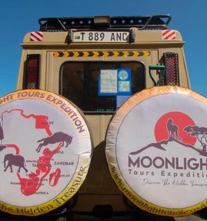 后面有两个标志的公共汽车