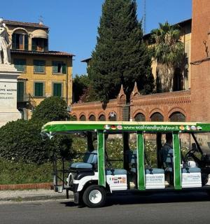 kereta golf hijau memandu di sebatang jalan