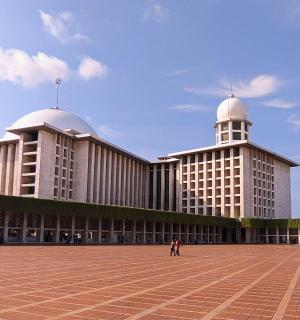 sebuah bangunan besar dengan dua kubah di atasnya