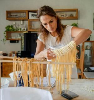 一位女士在桌子上制作一块木头