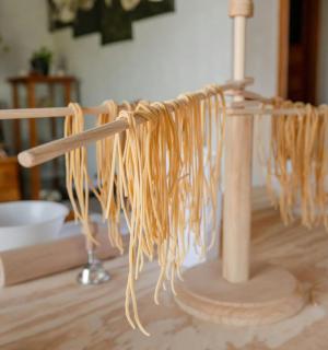 dřevěná tyč se špagetami na stole