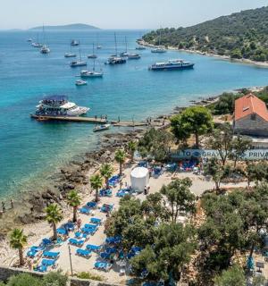 海滩鸟瞰图，水中停泊着船只