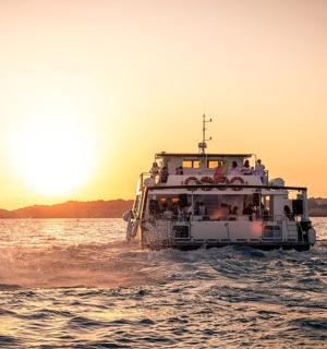 日落时分水中的渡船