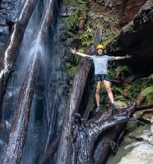一名男子站在瀑布顶上