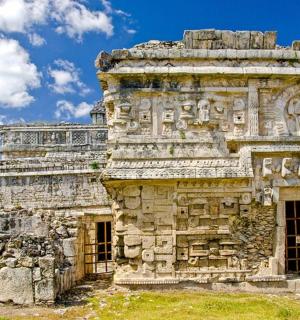 стара кам'яна будівля на тлі блакитного неба