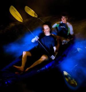 两个男人坐在水中的木筏上