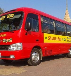 一辆红色巴士停在停车场