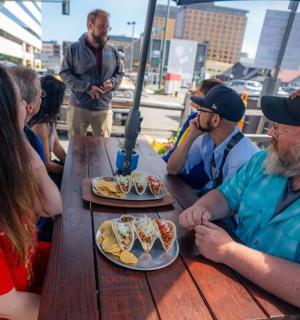 一群人坐在桌旁,桌上摆着食物