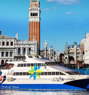 一艘带有钟楼的水中游轮