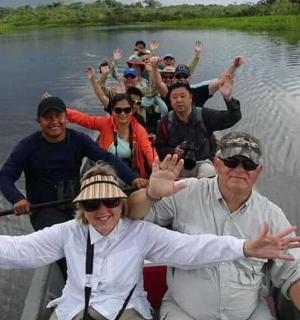 一群人在水上的船上