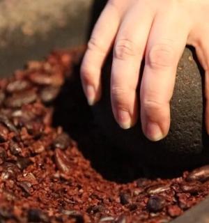 一个人的手伸向一块食物