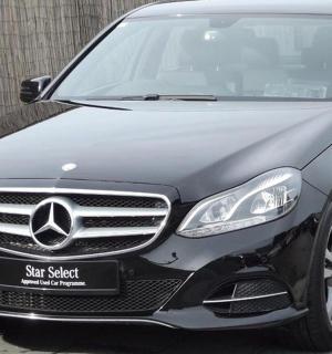 一辆银色奔驰车停在停车场