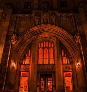 un gran edifici amb vitralls