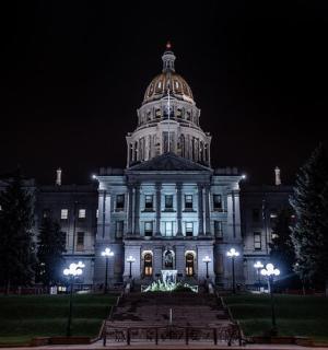 budova s kupolí na vrcholu v noci