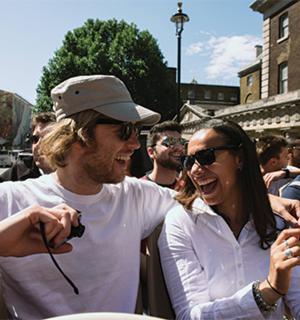 muž a žena se usmívají v davu lidí