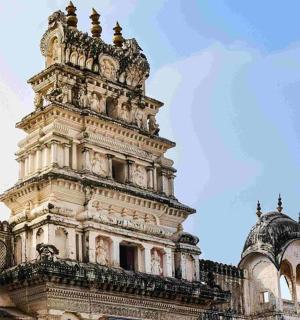 一座顶部有塔楼的大楼