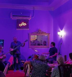 一群人在紫色的房间里演奏音乐