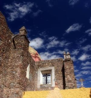 侧面有窗户的建筑物