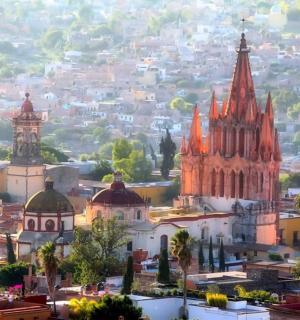 一座拥有教堂和建筑物的城市景观