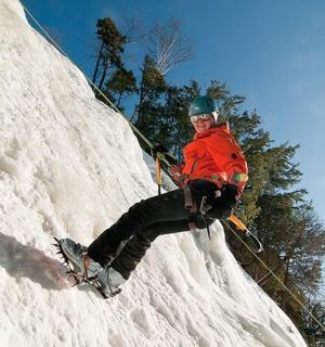 一名男子坐在白雪覆盖的山上
