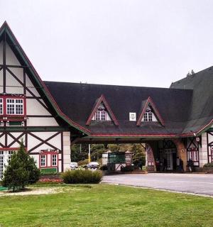 一座黑白相间的大楼，屋顶是黑色的