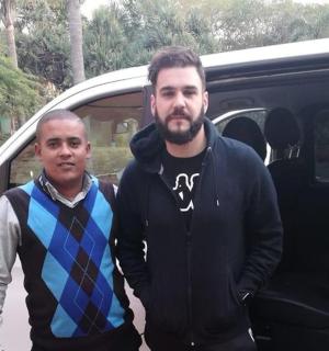 两名男子站在一辆货车前