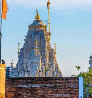 一座顶上有国旗的建筑物