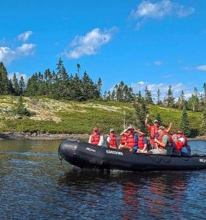 一群人在河上的木筏上