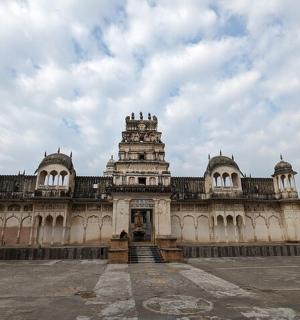 مبنى قديم يوجد فوقه برج