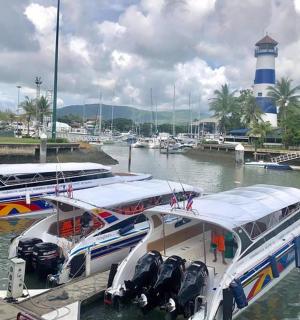 两艘船停靠在有灯塔的港口