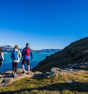 一群人站在山顶上