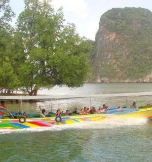 一群人在水中的一艘彩色船上