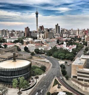 一座有建筑物的城市的鸟瞰图