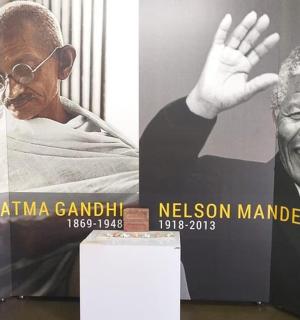 一张总统的海报和一张男人的照片