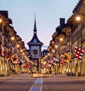 远处有钟楼的城市街道