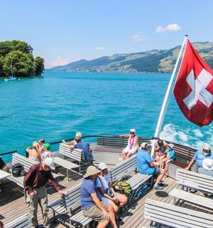 一群人在船上,船上挂着一面旗帜