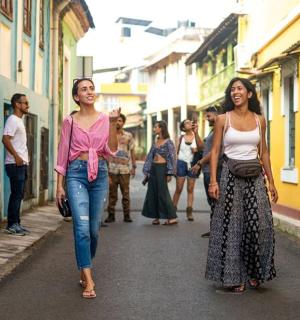 一群人在街上行走