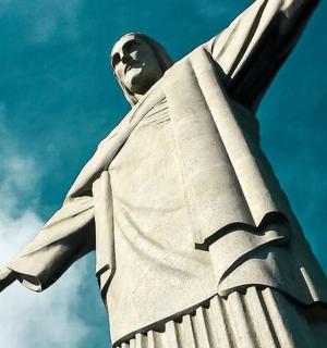 蓝天背景下的基督救世主雕像