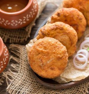 一盘配有洋葱圈和蘸酱的食物