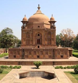 一座前面有喷泉的大楼