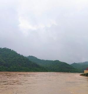 a statue of a man standing in the middle of a river