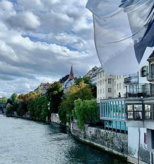 河流景观、建筑物和旗帜