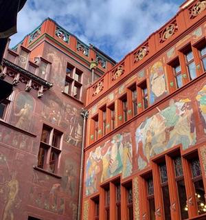 ein Gebäude mit einem Gemälde an der Seite