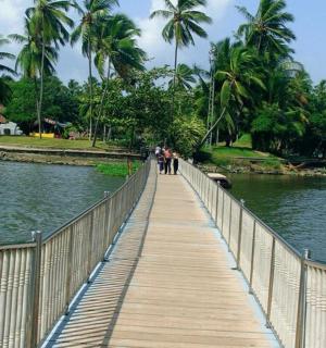 河上的一座桥，上面有人行走